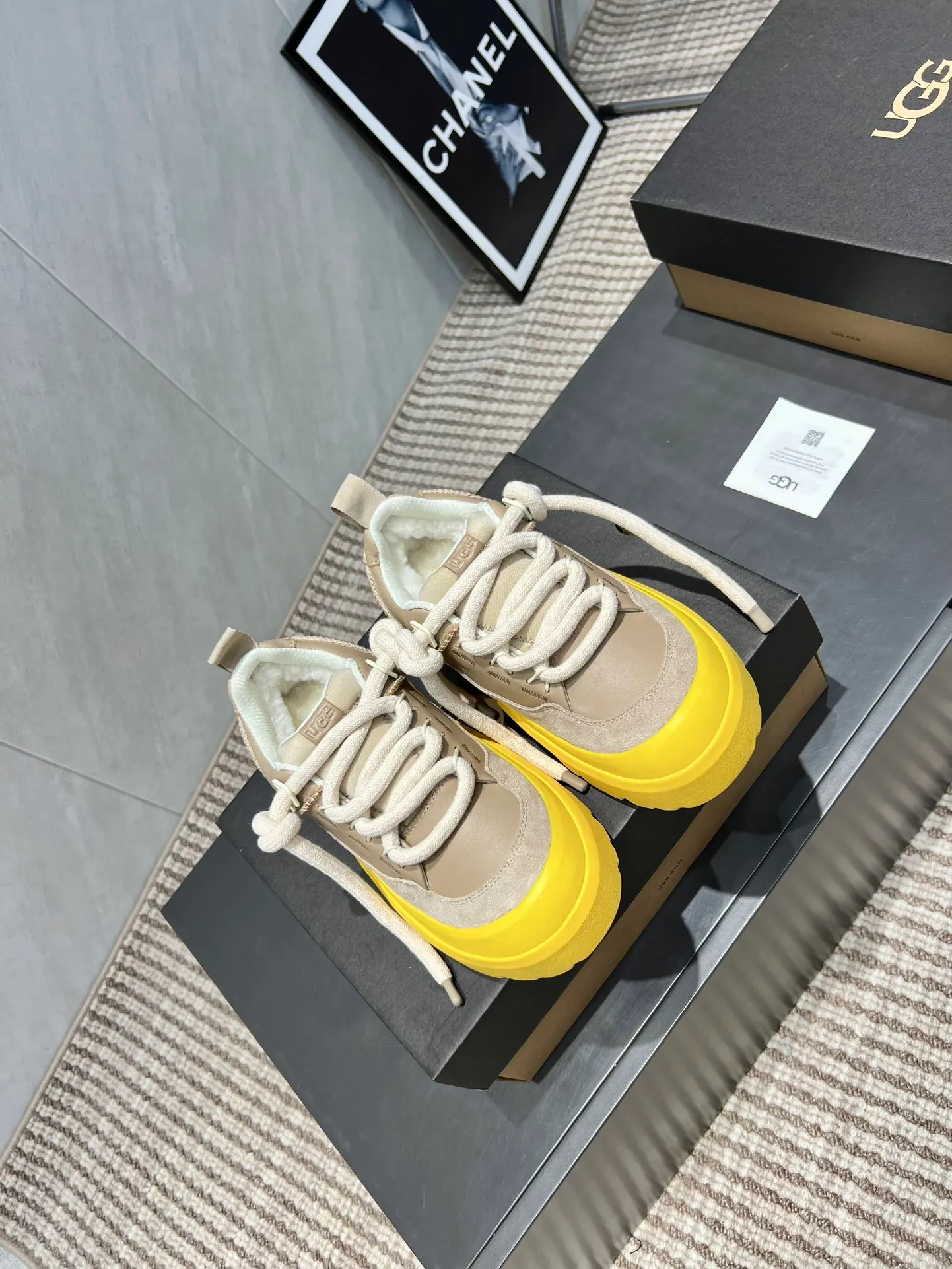 Factory: Couple P620💰 "Exclusive top version" UGG~25vs popular platform thick-soled casual shoes series... [Couple's thick-soled Maori casual shoes] A shoe that will not clash with shirts, simple partition design ➕ spotted outsole, silk curly upper, a must-have for autumn and winter, can be worn with any pants or skirt, very comfortable and good-looking... ❶Fabric: Original customized cow ➕ Sheepskin ❷Inner lining: original customized wool ❸Feet: original customized sheepskin ❹Outsole: original molded foam outsole ❺Number: 35-44 (Female 41. Male 45. Customized, non-returnable) ❻Packaging: Original full set of packaging ☀Color: Official website updated simultaneously